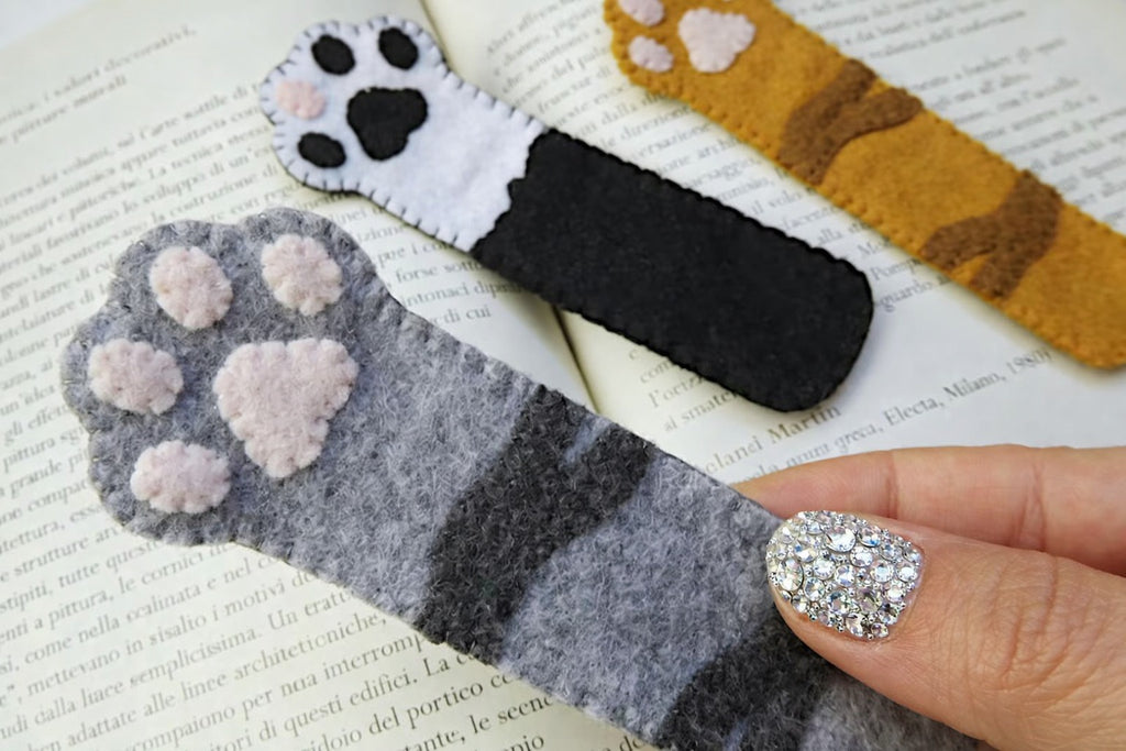 Cat Paws Felt Bookmark, Custom Cat Paw Fabric, Embroidered Name Bookmark, Handmade 3D Felt Gift, Pet Lover Gift,