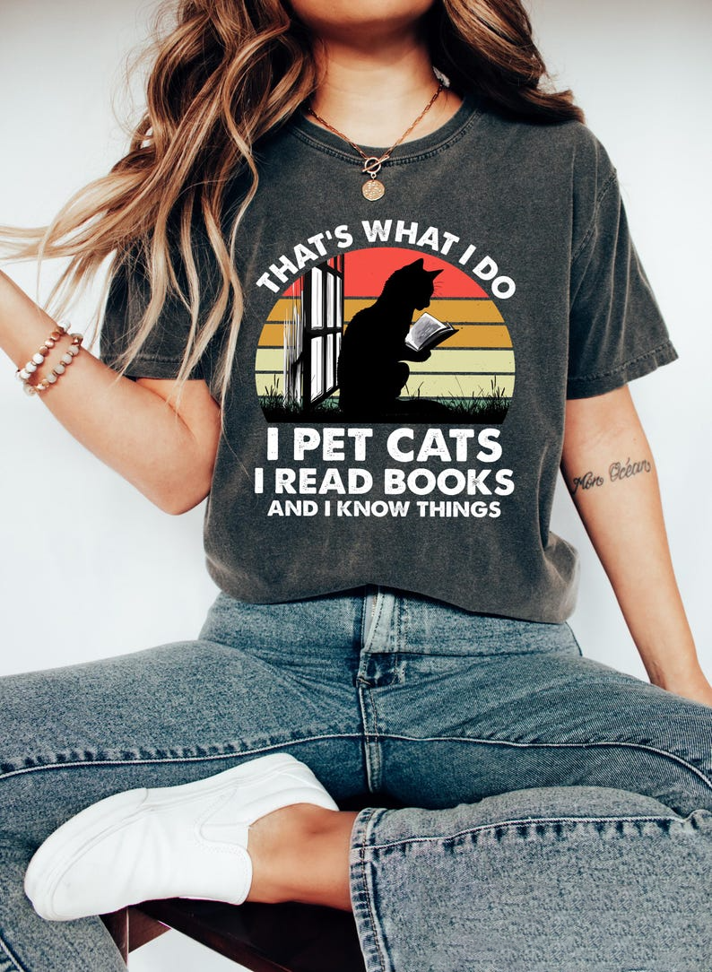 Cats And Books T-shirt, Reader Cat Shirt, That's What I Do I Pet Cats I Read Books And I Know Things Sweatshirt, Bookworm Cat Owner Gift